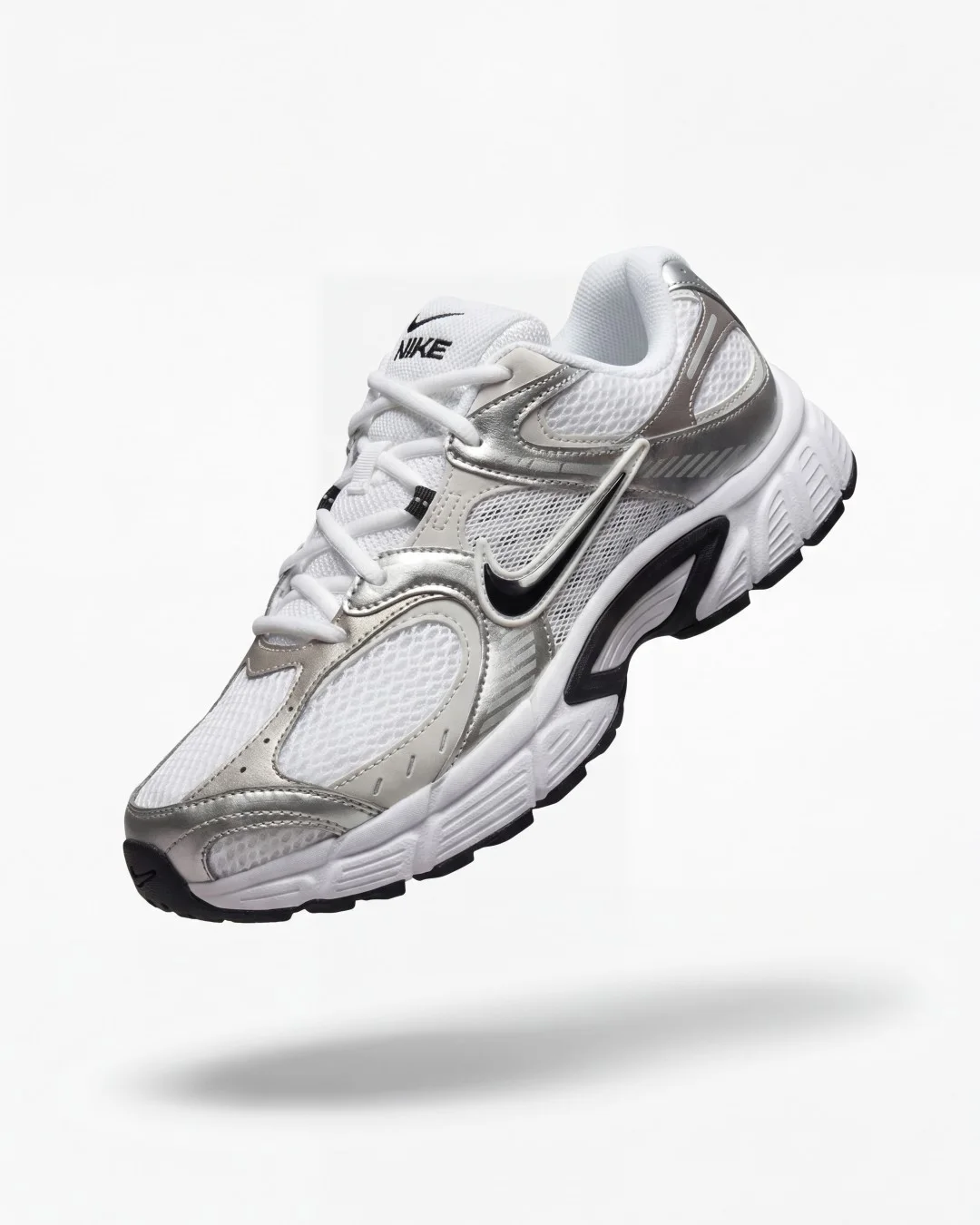 Nike V5 RNR Plata Y2K HJ5228-104 Talla 25cm, 25.5cm, 26cm, 26.5cm, 27cm, 27.5cm, 28cm, 28.5cm, 29cm, 30cm, 31cm - Calzado 100% Original Saldos USA en SJT Mayoreo Monterrey